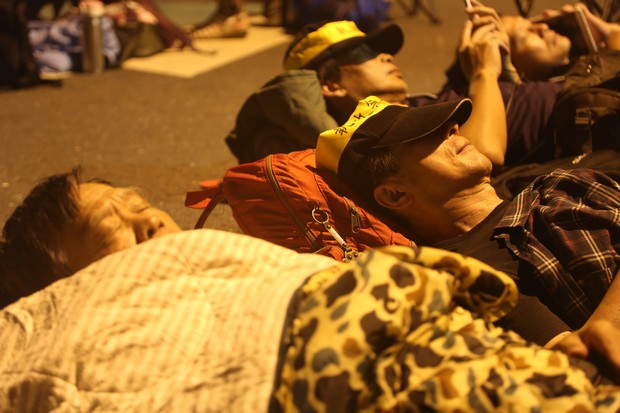 年金改革夜宿圍城！立法院鋸齒鐵拒馬宛如「戒嚴」_img_12