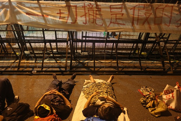 年金改革夜宿圍城！立法院鋸齒鐵拒馬宛如「戒嚴」_img_10