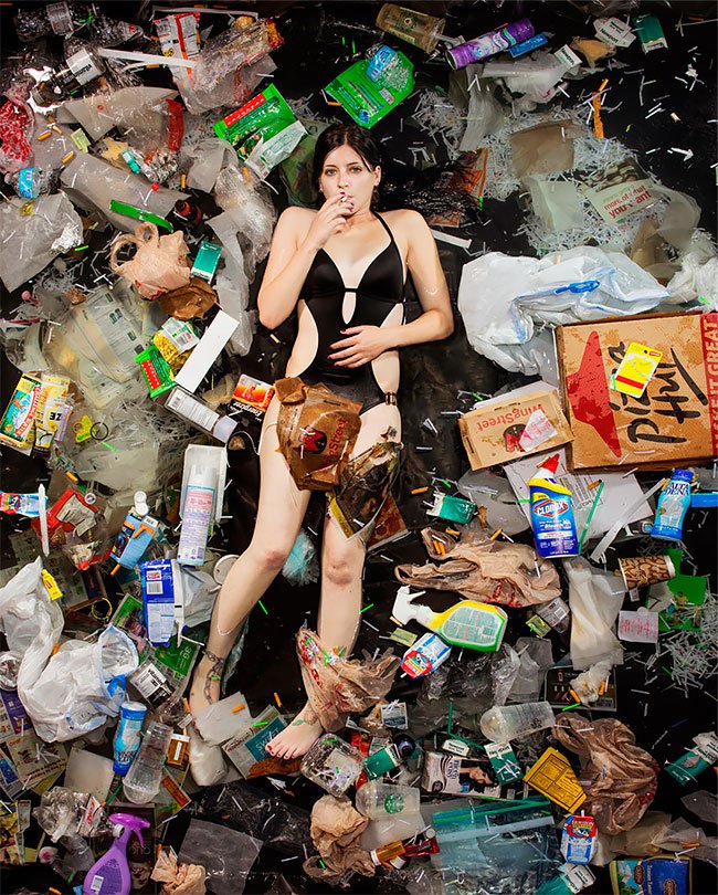 人類有多會製造垃圾？美國攝影師讓人們與「7天垃圾」共枕！_img_1