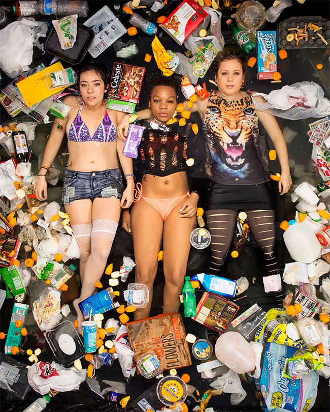 人類有多會製造垃圾？美國攝影師讓人們與「7天垃圾」共枕！_img_4