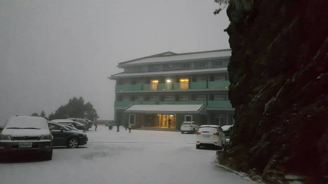 合歡山玉山降雪了 遊客興奮上山追雪_img_1