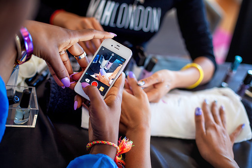  一邊喝紅酒一邊修指甲！這位創業家征服英國女性的4個技巧_img_2