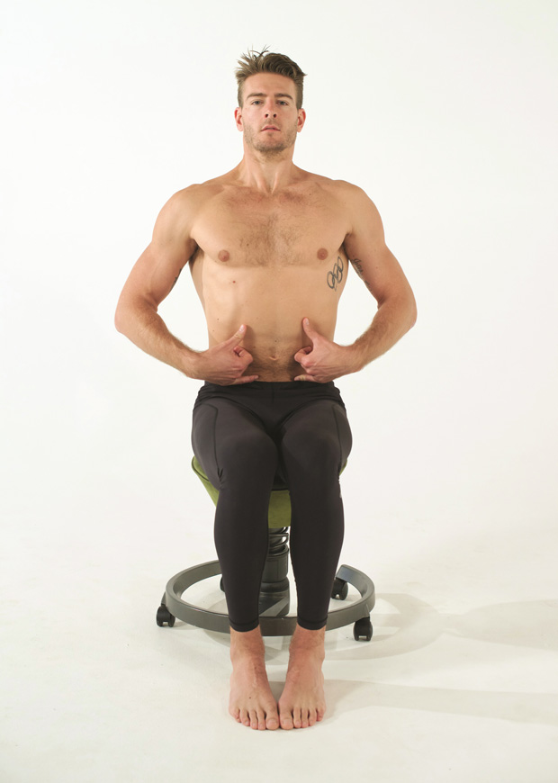 雷神索爾也在練的紓壓運動!坐姿紓壓式:背挺直,腹緊實_img_2