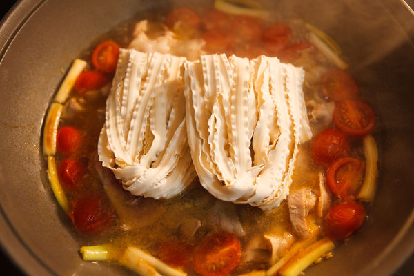 讓麵條吸飽高湯...超快速簡單的「蕃茄煨麵」_img_4