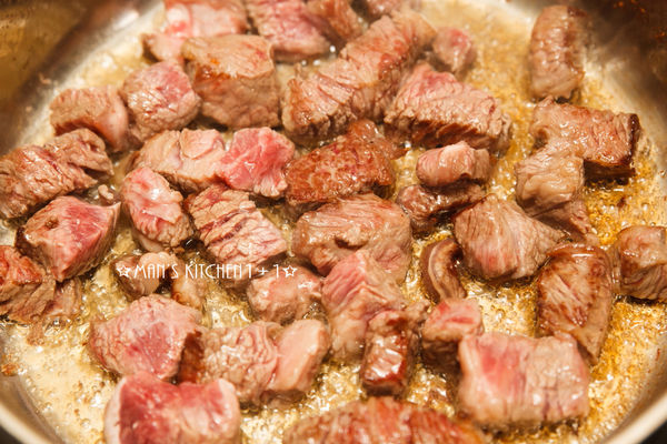 兩種配料就能引出食材的美味：蒜香骰子牛_img_3