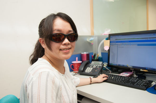 罕病讓視力漸漸流失,但她仍正向努力面對生活_img_2