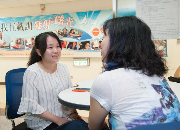 罕病讓視力漸漸流失,但她仍正向努力面對生活_img_4