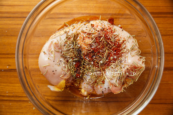 肉質不柴又多汁：烤培根香料雞胸_img_1