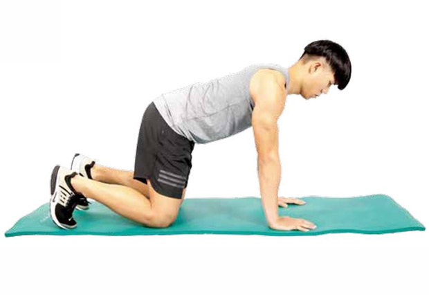 啟用軀幹穩定肌群，核心訓練前的 3 組暖身動作_img_4