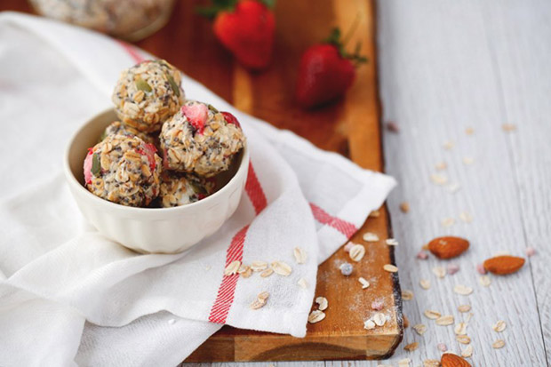 5 種材料就完成！超簡單隨身點心：草莓燕麥球_img_2