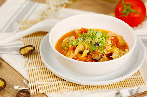 大火快炒最入味!用剪刀剪出來的蕃茄雞肉刀削麵_img_1