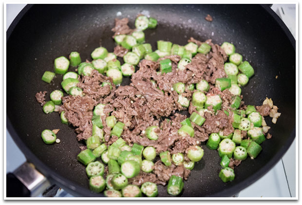 用天然勾芡就能讓肉質滑嫩:秋葵炒牛肉_img_3