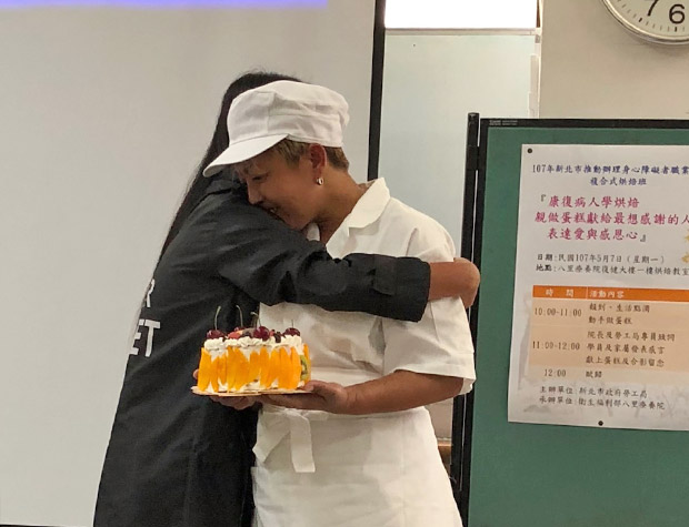 母親節前夕烘焙學員做蛋糕,獻給親人表達愛與感恩心_img_7