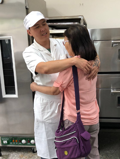 母親節前夕烘焙學員做蛋糕,獻給親人表達愛與感恩心_img_5