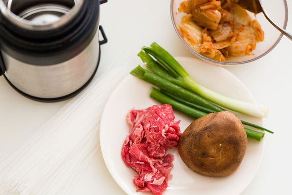 10分鐘免開火保溫杯料理:泡菜牛肉冬粉湯_img_2