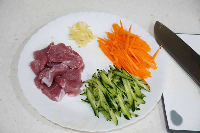 讓你吃飽又能瘦！20分鐘做出超低卡料理：豬肉咖哩蒟蒻麵_img_1