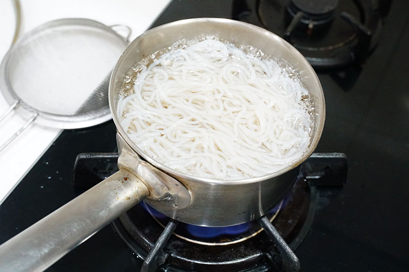 讓你吃飽又能瘦！20分鐘做出超低卡料理：豬肉咖哩蒟蒻麵_img_2