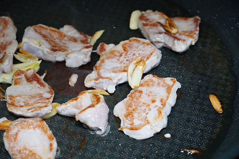 讓你吃飽又能瘦！20分鐘做出超低卡料理：豬肉咖哩蒟蒻麵_img_3