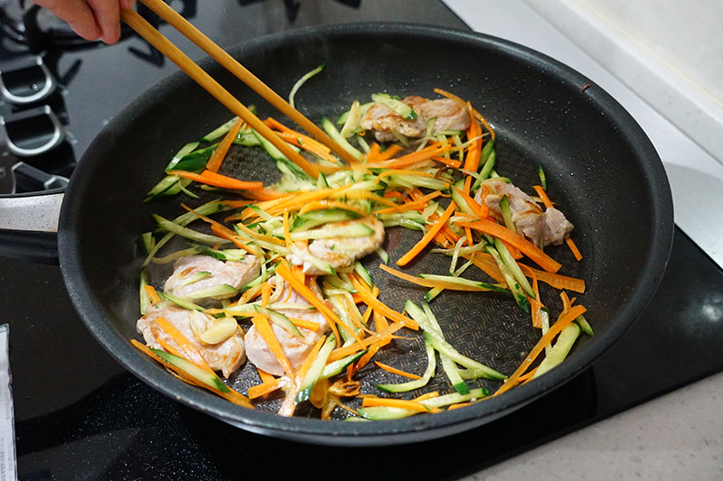 讓你吃飽又能瘦!20分鐘做出超低卡料理:豬肉咖哩蒟蒻麵_img_7