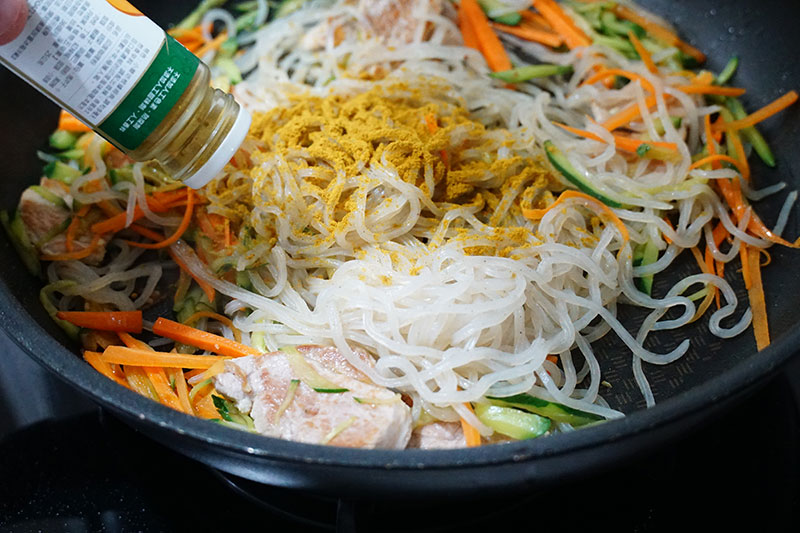 讓你吃飽又能瘦！20分鐘做出超低卡料理：豬肉咖哩蒟蒻麵_img_5