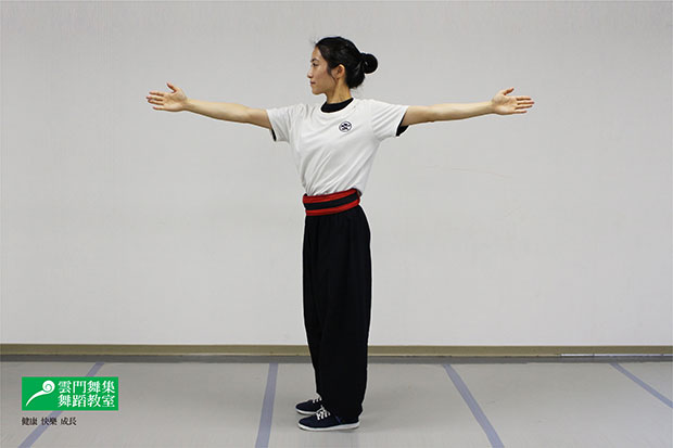 常用3C導致肩頸痠痛?一招「風輪掌」讓你開展胸背_img_1
