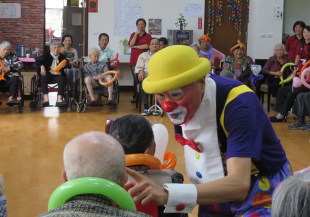 化身老萊子,68歲「小丑蛋黃」將愛心宅配到長輩心中_img_1